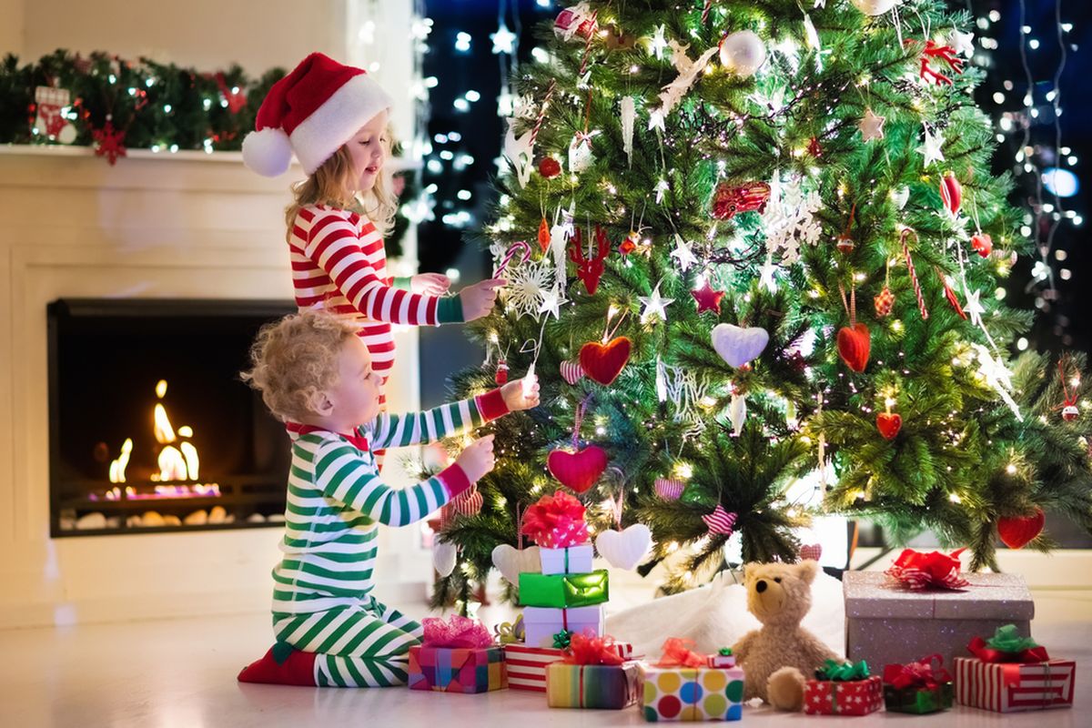 Ilustrasi pohon Natal. Menghias pohon cemara menjadi tradisi yang selalu dilakukan umat Kristen saat menjelang perayaan Hari Natal.