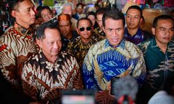 Tinjau Pasar Palimo Palembang, Mendagri dan Mentan Pastikan Distribusi Beras SPHP Lancar dan Terjangkau