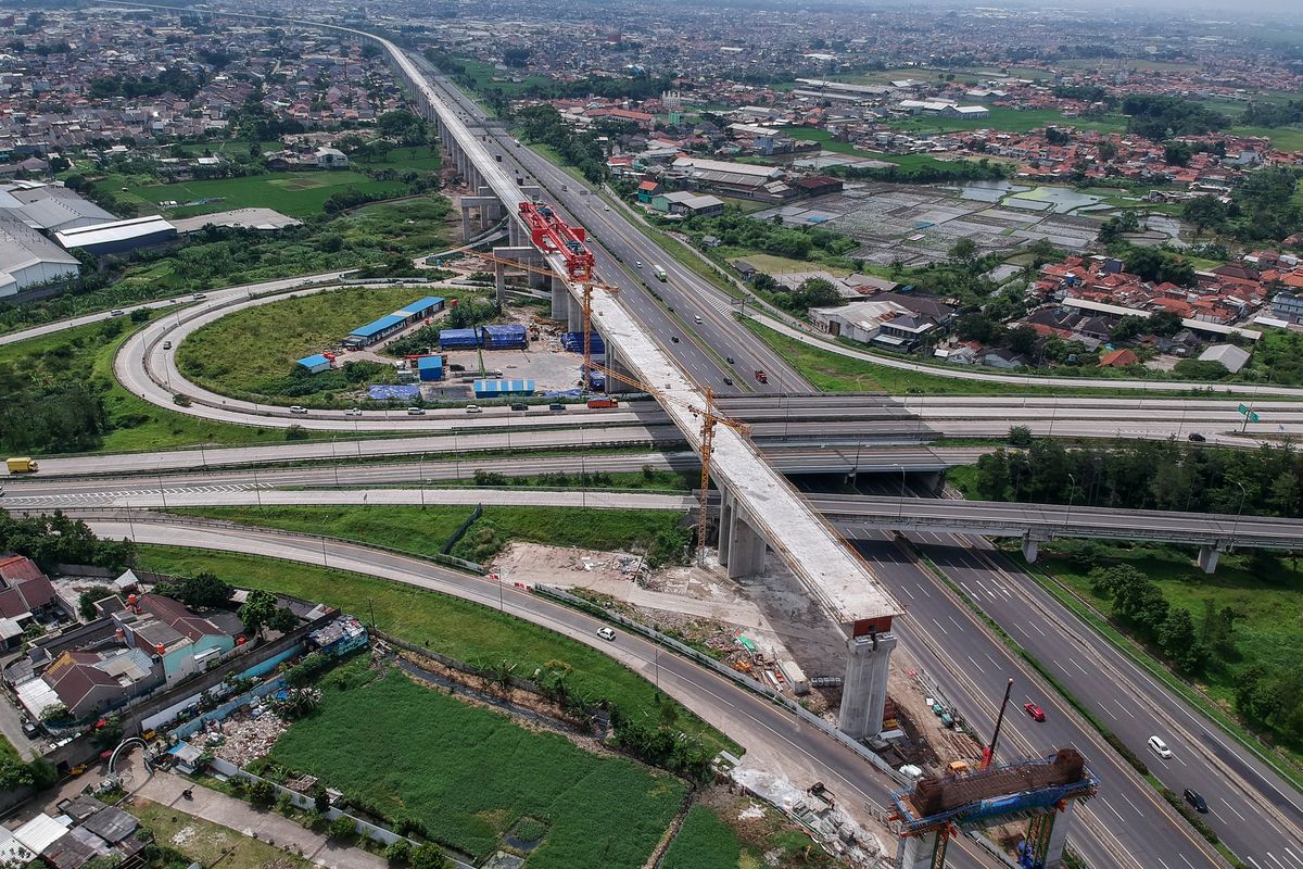 Foto udara konstruksi untuk jalur kereta cepat Jakarta-Bandung di samping Jalan Tol Purbaleunyi di Pasir Koja, Bandung Jawa Barat, Minggu (17/1/2021).