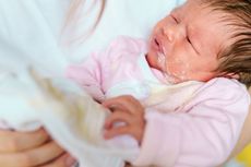 5 Penyebab Bayi Gumoh Lewat Hidung dan Kapan Perlu ke Dokter