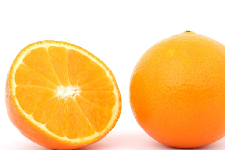 Jeruk jangan dikonsumsi berdekatan dengan obat, karena zat asamnya bisa mengganggu kerja sel saluran cerna dalam mencerna obat.