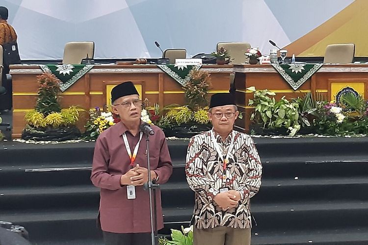 Ketua Umum (Ketum) PP Muhammadiyah terpilih Haedar Nashir didampingi Sekretaris Umum PP Muhammadiyah terpilih Abdul Mu'ti di Edutorium UMS di Sukoharjo, Jawa Tengah, Minggu (20/11/2022).