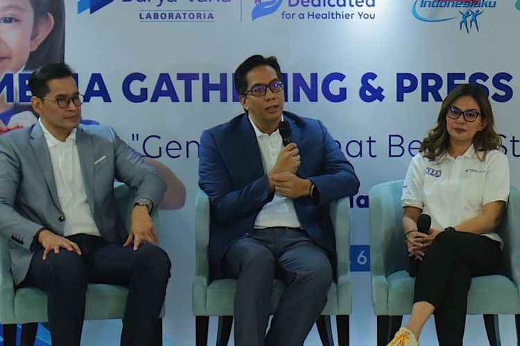 Dari kiri ke kanan: dr.Boy Abidin Sp.OG, Presdir PT.Darya Varia Ian Kloer, dan Corporate Secretary Widya Tobing dalam acara media gathering program Generasi Sehat Bebas Stunting di Jakarta (6/2/2024).