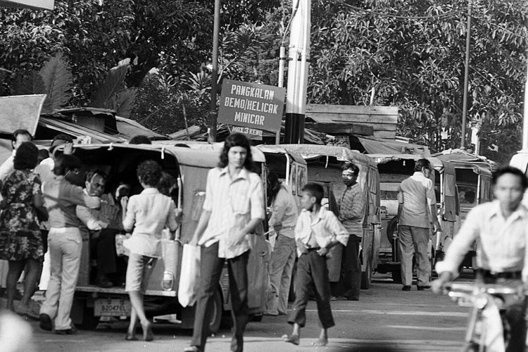 Pangkalan bemo di Salemba, Jakarta, Selasa (3/6/1975).