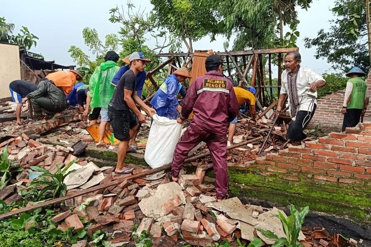 Hujan deras disertai angin kencang membuat 3 rumah warga di Ngawi roboh dan 5 lainnya rusak parah.