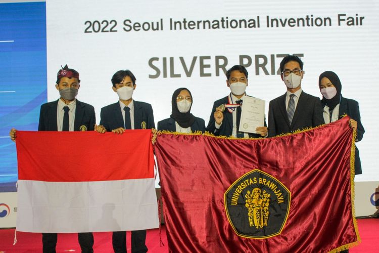 Lima mahasiswa Brawijaya asal Sumenep pembawa pohon kelor, berhasil meraih medali Special Awards dan Silver Medal pada ajang Seoul Internasional Invention Fair (SIIF) di Seoul, Korea Selatan, 15-22 November 2022 
