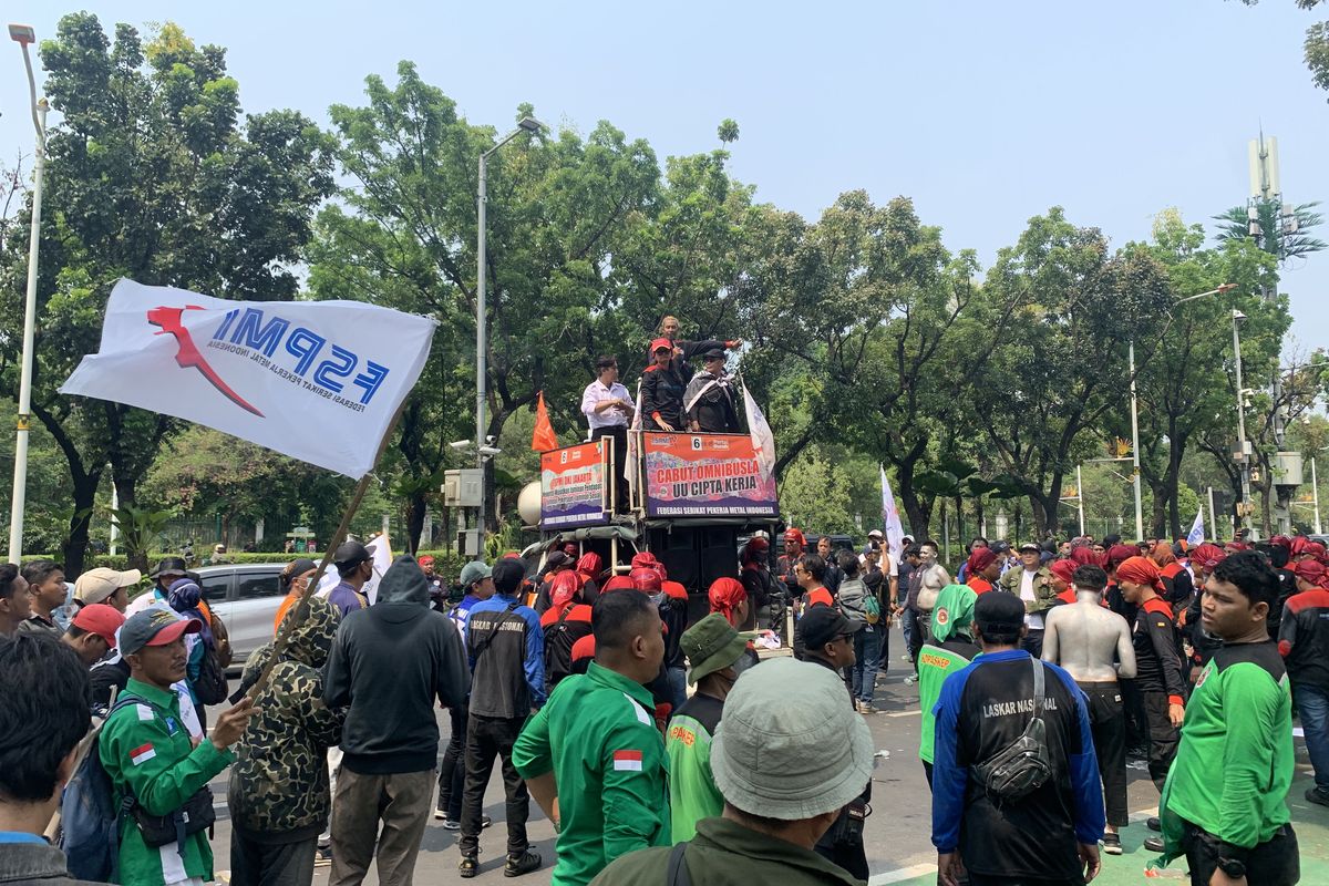 Demo Buruh Depan Balai Kota Jakarta, Tuntut Kenaikan UMP 8-10 Persen pada 2025