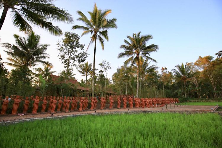 Ratusan patung Gandrung di Jiwa Jawa Resort