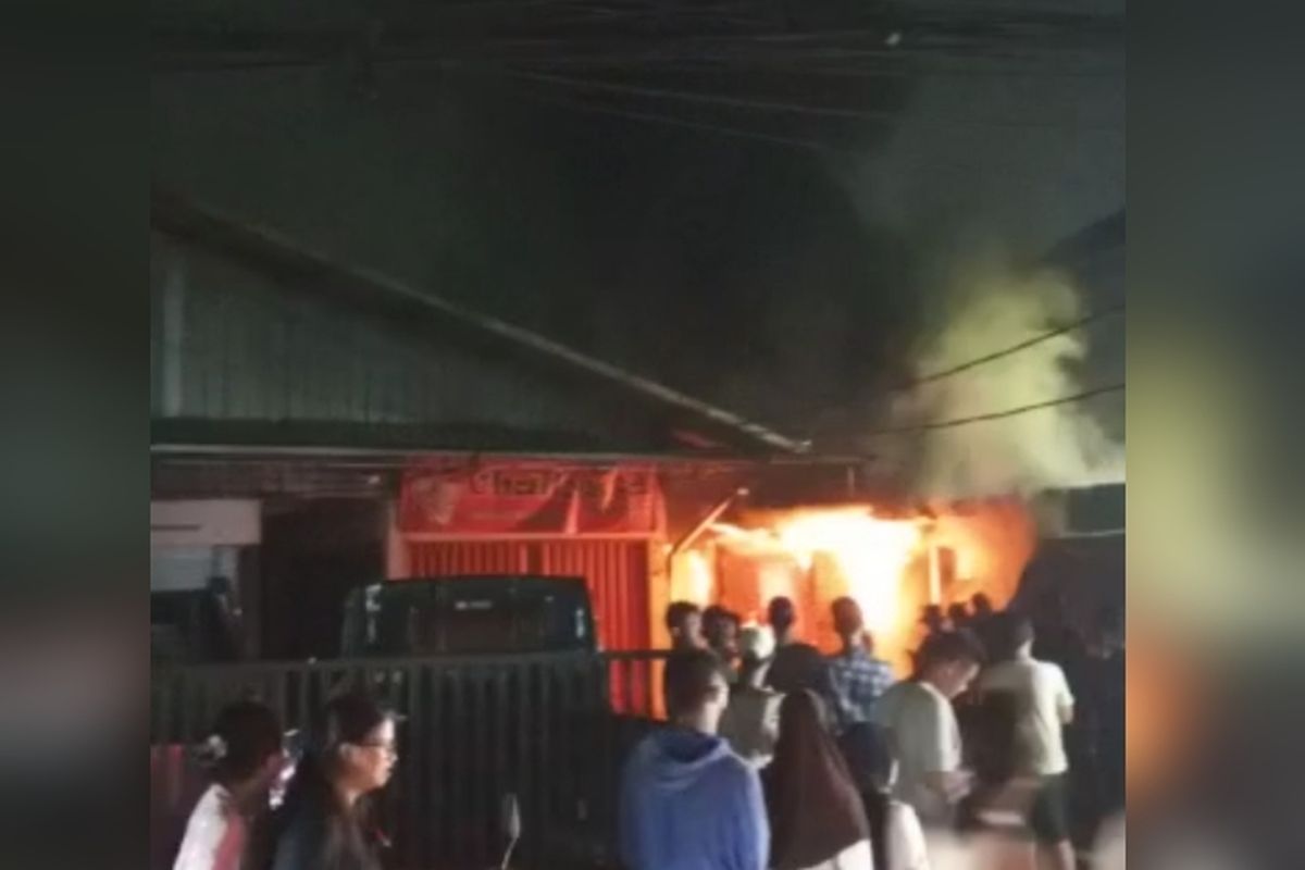 Kebakaran melanda Pasar Kamal, Jalan Benda Raya, Kalideres, Jakarta Barat pada Kamis (18/5/2023) malam. 