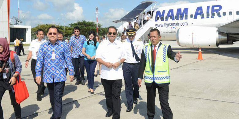 Menteri Pariwisata Arief Yahya dan Presdir Sriwijaya Air Chandra Lie (kiri) tiba di Bandara Blimbingsari, Banyuwangi, Jawa Timur, Jumat (16/6/2017) menggunakan pesawat NAM Air yang melayani penerbangan perdana Jakarta-Banyuwangi.