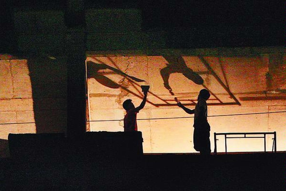 Pekerja bekerja lembur untuk menambal dinding di salah satu lantai pada proyek pembangunan rumah susun di Jalan Ciledug Raya, Jakarta Selatan, Senin (16/3). Pembangunan rumah susun untuk hunian menjadi pilihan untuk mengatasi keterbatasan lahan di Kota Jakarta.