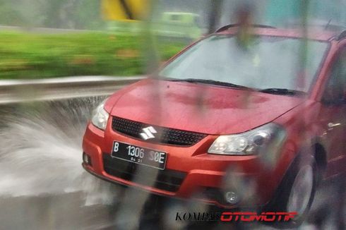 Terjang Banjir, Mobil Manual Jangan Ditahan Setengah Kopling