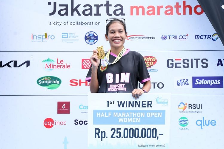 Odekta Elvina Naibaho merayakan keberhasilan dalam menjuarai Jakarta Marathon 2022, Sabtu (16/10/2022). Odekta Naibaho menjadi juara di kategori half marathon (21 kilometer) setelah menjadi pelari pertama yang mencapai garis finis.