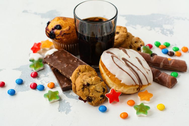 Penderita diabetes harus menghindari makanan dengan kandungan gula dan lemak tinggi. Contohnya, sereal manis dan gorengan.