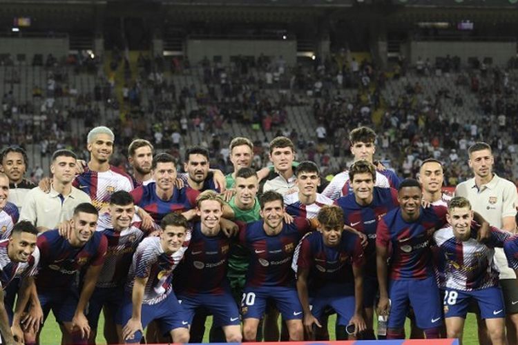 Para pemain Barcelona berpose dengan trofi seusai memenangkan Trofi Joan Gamper dalam laga melawan Tottenham Hotspur di Stadion Olimpiade Lluis Companys pada 8 Agustus 2023. (Foto oleh Pau BARRENA / AFP)