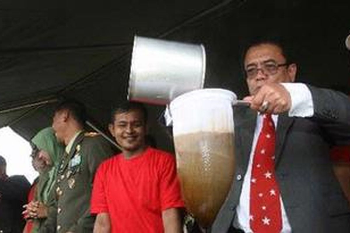 Gubernur Aceh Irwandi Yusuf dan Pangdam Iskandar Muda Mayjen TNI Adi Mulyono mengikuti fesitval saring kopi seusai mengikuti HUT Ke-66 TNI di lapangan Blangpadang, Banda Aceh, Rabu (5/10/2011).