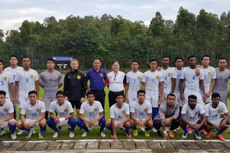 Para pemain, pelatih dan tim ofisial timnas U-22 Malaysia saat akan menjalani latihan di Guangzhou, China pada 16 Juni 2017.