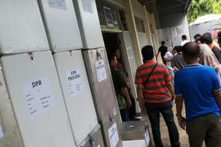 Sejumlah kotak suara dari KPU Manado dibawa ke lokasi penghitungan suara ulang yang dilaksanakan oleh KPU Sulut.