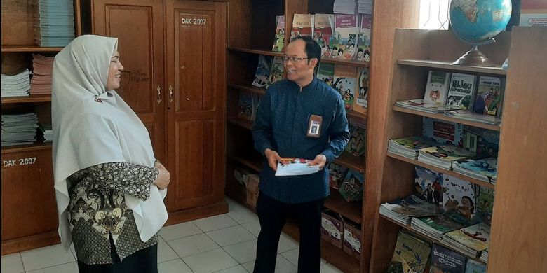 Sekretaris Badan Pengembangan dan Pembinaan Bahasa Hafidz Muksin (kanan) berkunjung ke perpustakaan SD Negeri 25 Kota Ternate, Provinsi Maluku Utara, Sabtu (18/11/2023).
