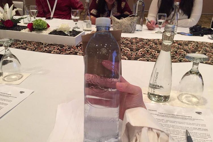 Botol aqua dari bahan plastik daur ulang.
