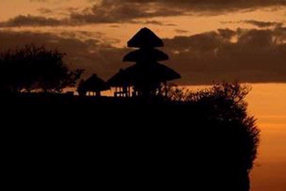 Sunset di kawasan wisata Pura Ulu Watu, Bali, Selasa (1/1/2011).  