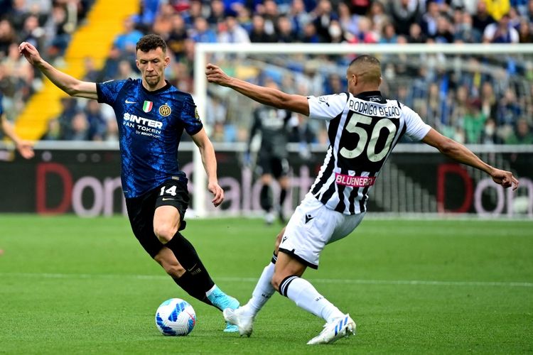 Pemain sayap Inter Milan, Ivan Perisic, beraksi dalam laga Liga Italia 2021-2022 versus Udinese di Dacia Arena, 1 Mei 2022.