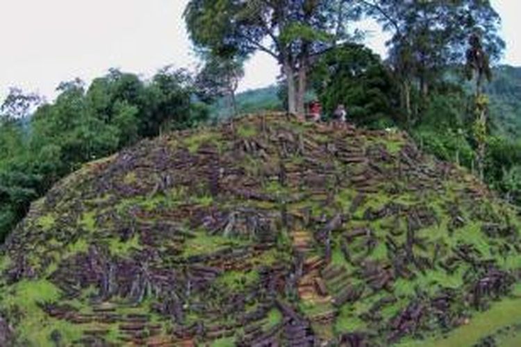 Tangga menuju teras ke-2 di situs megalitikum Gunung Padang. Ada lima pagar yang dibentuk dengan dua batu berdiri pada kanan kiri tangga. Mahkota dunia terletak di puncaknya, tepat di bawah pohon. 