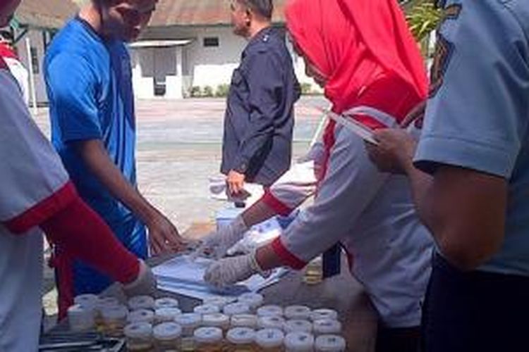 Petugas BNP Sulawesi Tenggara beberapa waktu lalu melakukan pemeriksaan urine terhadap pegawai dan tahanan di Rutan dan Lapas Klas II A Kendari, Jumat (31/1/2014). 