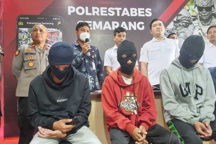 Guru BK SMKN 10 Semarang, Wildan membacakan ikrar damai yang dibuat kedua belah pihak di Polrestabes Semarang, Rabu (15/12/2022).