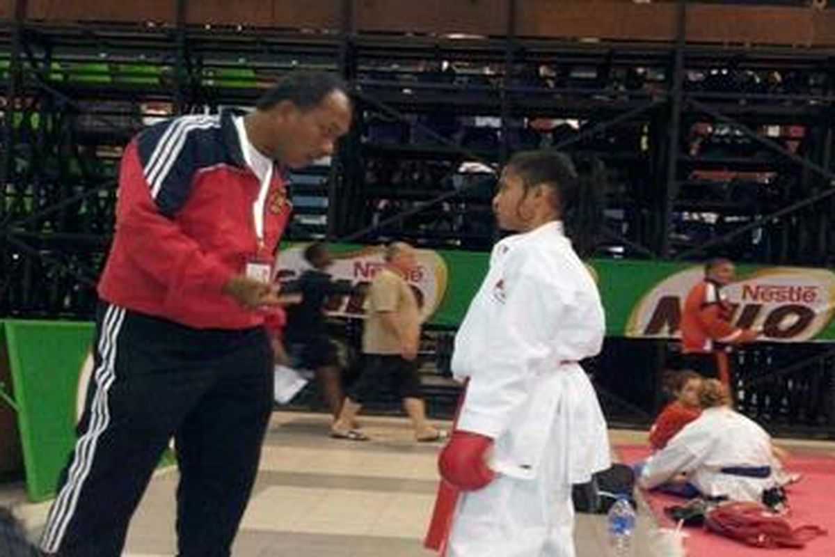 Karateka Maya Sheva diperingatkan pelatih Indonesia, Delphinus Poltak Rumahorbo, karena keteledorannya sehingga lawan bisa mengejar ketertinggalan