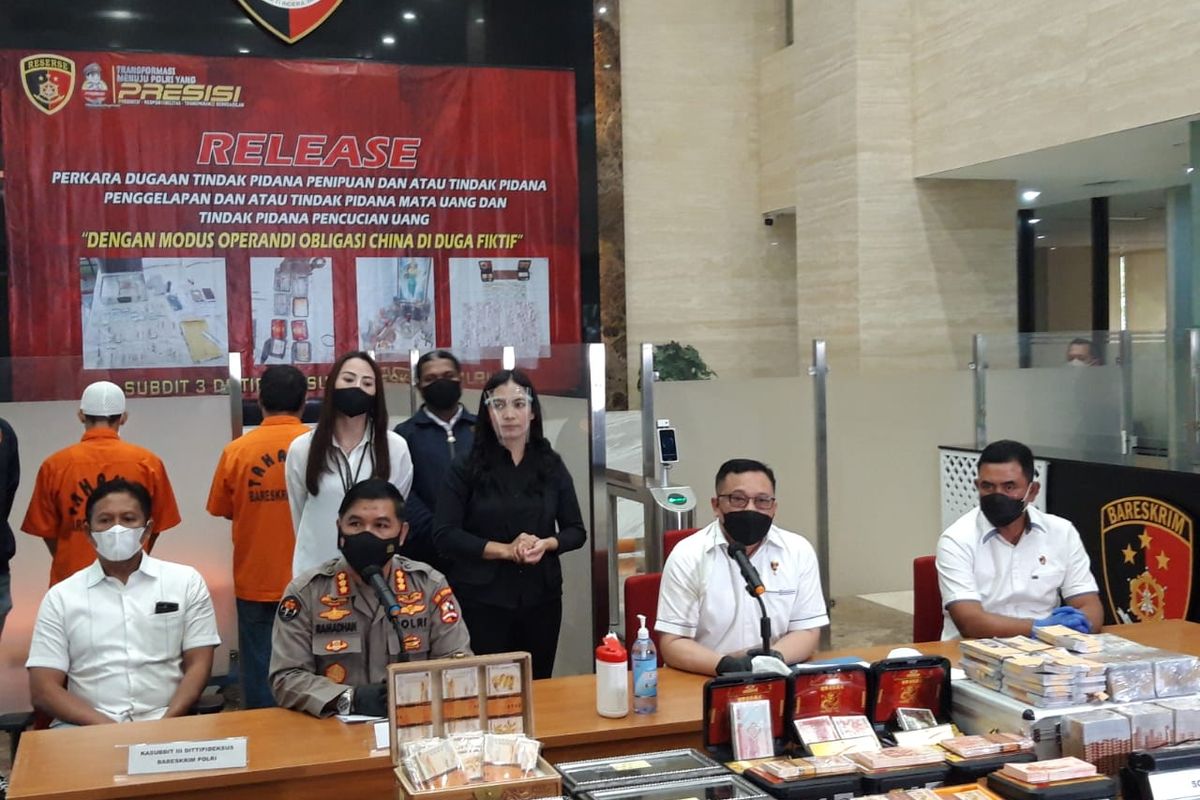 Direktur Tindak Pidana Ekonomi Khusus (Dirtipideksus) Bareskrim Mabes Polri Brigjen Helmy Santika dan Kabag Penum Mabes Polri Kombes Ahmad Ramadhan di Mabes Polri, Jakarta Selatan, Rabu (2/6/2021).