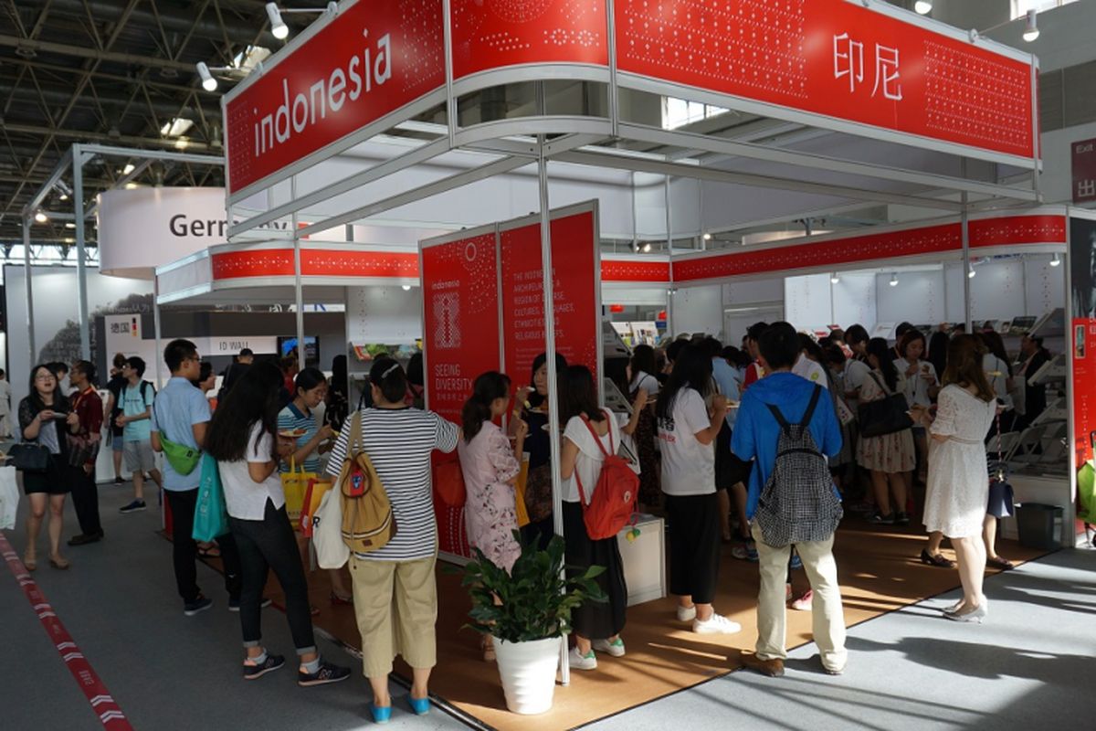 Suasana Happy Hour di stan Indonesia yang dipenuhi pengunjung Beijing International Book Fair 2017 di China International Exhibition Center, Beijing, Kamis (24/8/2017). 