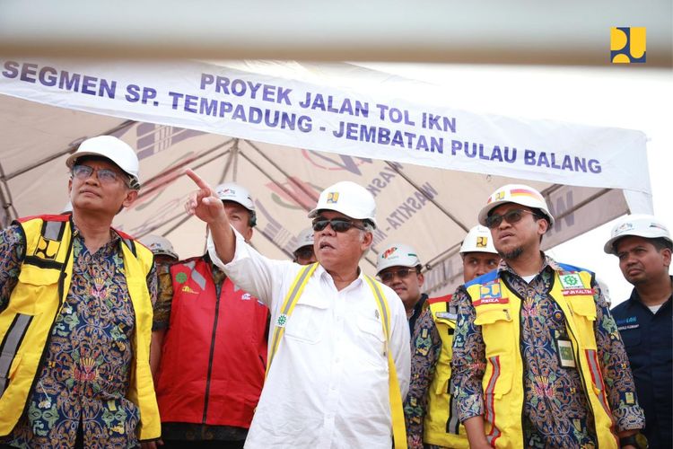 Menteri PUPR Basuki Hadimuljono saat meninjau salah satu proyek Jalan Tol IKN pada Rabu (20/09/2023).