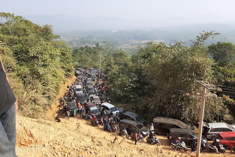 Suasana di obyek wisata negeri di atas awan Gunung Luhur pada Minggu (22/9/2019). Sejak viral di media sosial Gunung Luhur di Desa Citorek Kidul, Kecamatan Cibeber, Kabupaten Lebak, Banten dipadati pengunjung hingga mencapai rekor 30 ribu wisatawan.