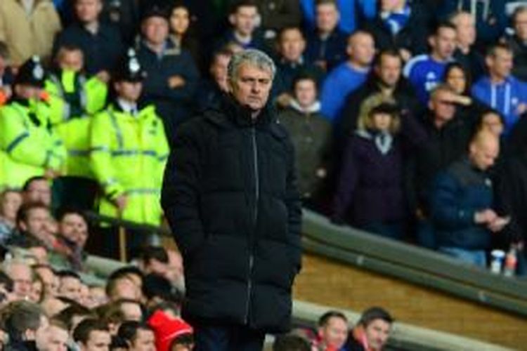Salah satu ekspresi pelatih Chelsea Jose Mourinho ketika menyaksikan timnya melakoni laga Premier League, melawan Liverpool, di Anfield, Sabtu (8/11/2014).