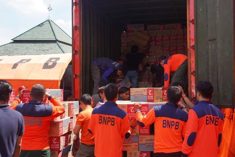 Bantuan dari Trinusa Group dikirim melalui posko terpadu Badan Nasional Penanggulangan Bencana (BNPB) di Bandara Halim Perdana Kusuma, Jakarta, Jumat (5/12/2025).