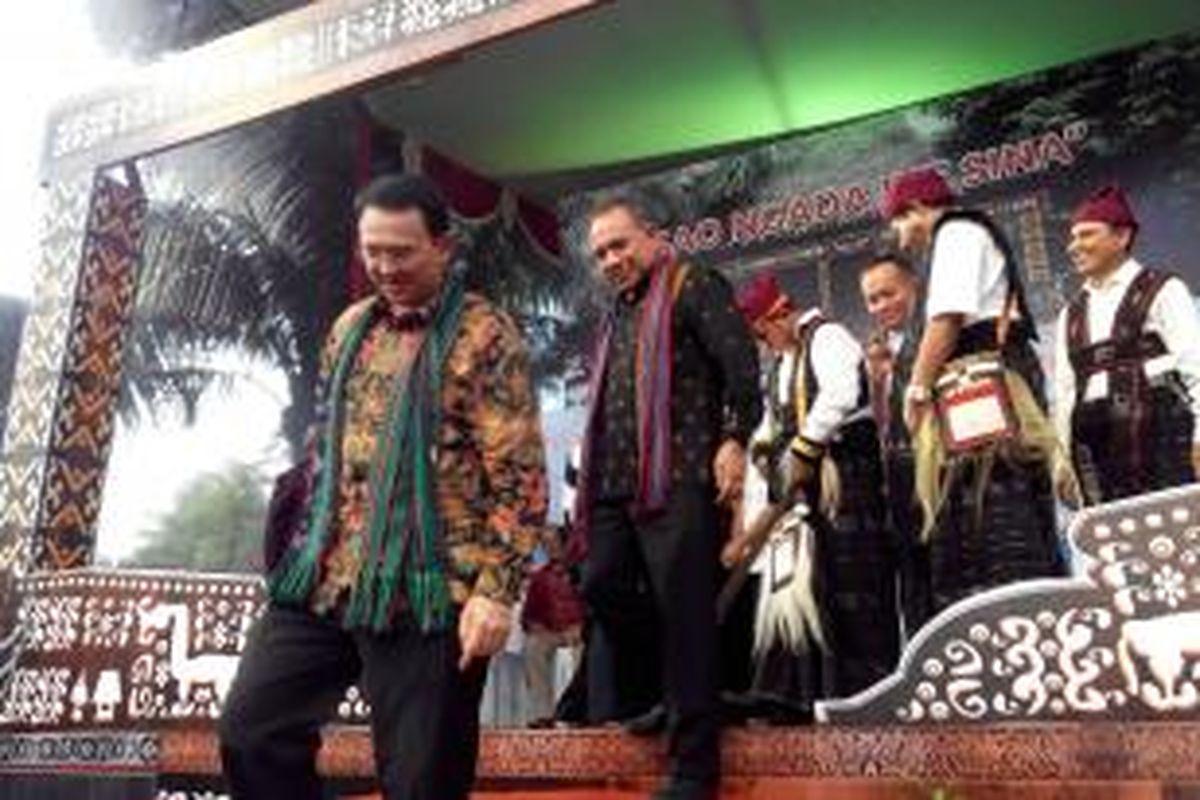 Gubernur DKI Jakarta Basuki Tjahaja Purnama sewaktu menghadiri perayaan reba di Anjungan NTT, TMII, Jakarta Timur, Jumat (14/2/2015). 