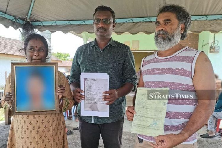 Chantren (kanan) bersama anggota keluarganya menunjukkan dokumen dan foto anaknya saat ditemui di Tampin, Malaysia. Dia adalah keluarga yang sudah menyiapkan prosesi pemakaman tapi ternyata keliru terima jenazah dan anaknya masih hidup.