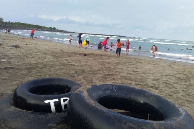 Ban yang tersedia di Pantai Ulee Jalan, Kecamatan Banda Sakti, Kota Lhokseumawe, Aceh, Minggu (1/1/2018).