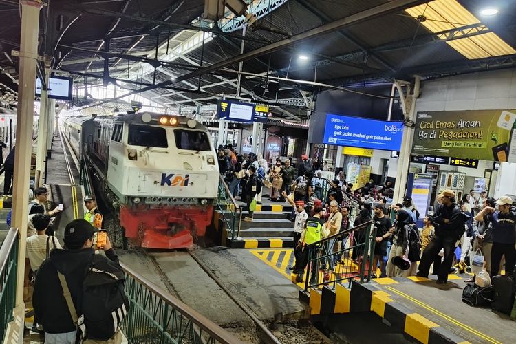 Penumpang kereta di Stasiun Yogyakarta hari ini mulai padat, Sabtu (7/6/2025)