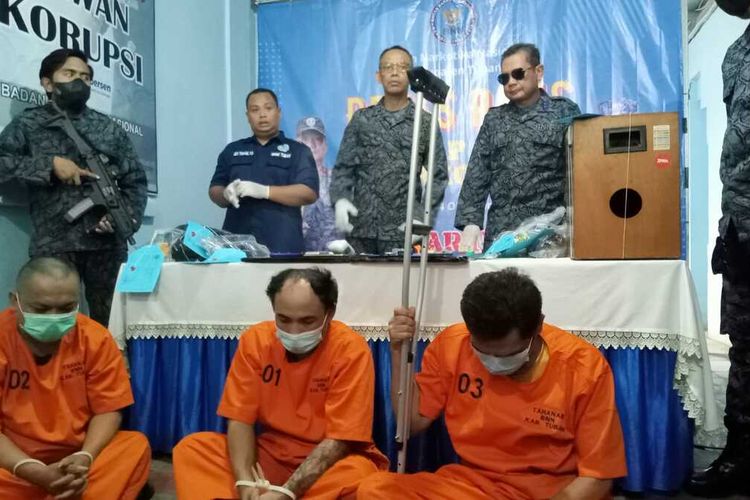 Tiga tersangka pengedar narkotika jenis sabu di wilayah Bojonegoro yang berhasil ditangkap BNN Kabupaten Tuban, Jawa Timur.