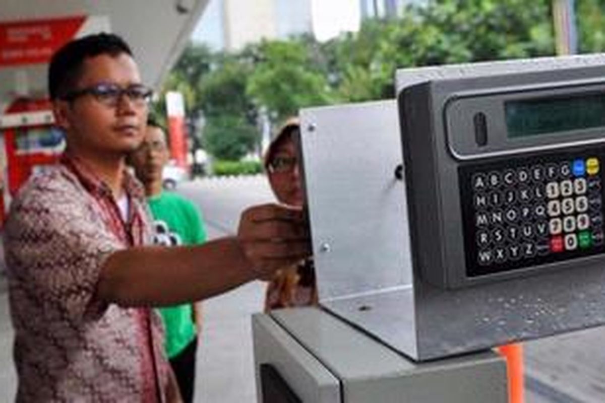 Petugas PT Industri Telekomunikasi Indonesia (Inti) menjajal alat monitoring dan pengendalian BBM subsidi di SPBU Jalan Abdul Muis, Jakarta, Selasa (7/5/2013). PT Inti merupakan perusahaan yang mendapat proyek pengadaan dan pemasangan alat pengendalian BBM untuk sekitar 100 juta kendaraan, 5.027 SPBU, dan 92.000 nozel. Saat ini alat tersebut sedang diuji coba di tiga SPBU di Jakarta. 
