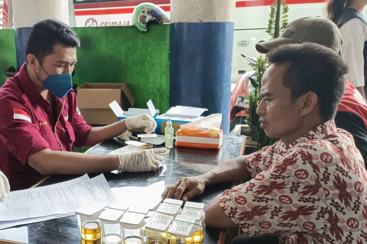 Salah satu pramudi yang ikut cek kesehatan dan urine di Terminal Induk Kota Bekasi, Margahayu, Bekasi Timur, Selasa (18/4/2023). Cek kesehatan itu dilakukan guna memastikan pramudi dalam kondisi sehat saat mengantar penumpang.