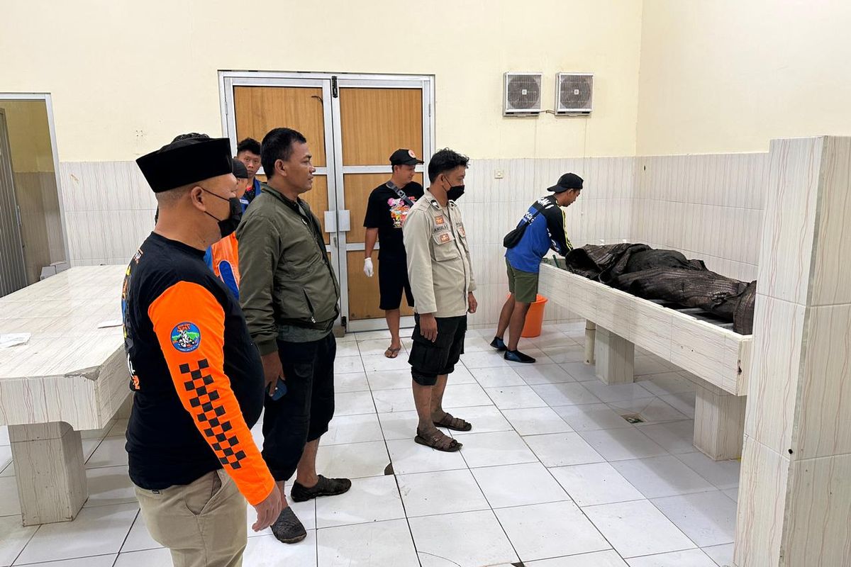 Foto: Jenazah korban Sulastri sedang menunggu otopsi di RSUD Abdoer Rahem Situbondo Provinsi Jawa Timur.