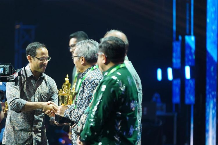 Menteri Pendidikan, Kebudayaan, Riset, dan Teknologi (Mendikbudristek) Nadiem Anwar Makarim memberikan apresiasi kepada 51 pemerintah daerah (pemda) lewat gelaran Anugerah Merdeka Belajar di Jakarta Convention Center (JCC), Jakarta, Jumat (5/7/2024). 
