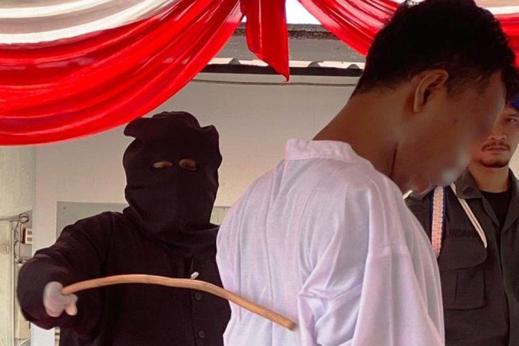 Algojo melakukan eksekusi pidana cambuk sebanyak 154 kali cambukan, terhadap satu orang terdakwa pidana pelecehan seksual terhadap penumpang angkutan umum, dengan prosesi cambuk dipusatkan di halaman Kantor Kejaksaan Negeri Aceh Barat di Meulaboh, Kamis (7/3/2024) siang. 
