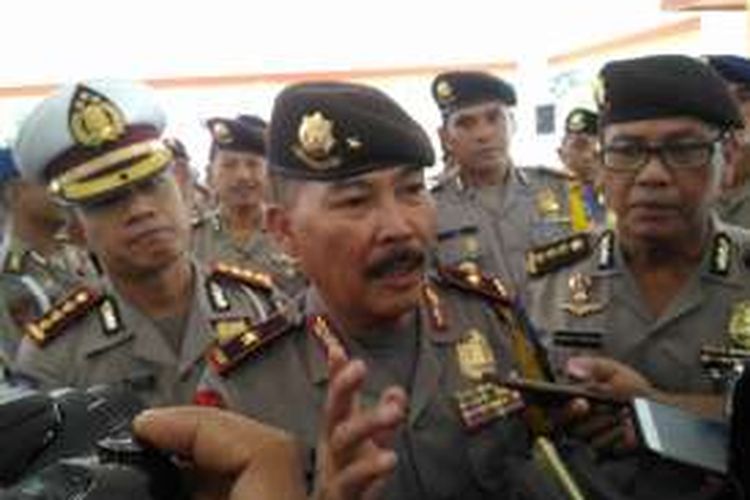 Kapolda Maluku, Brigjen Ilham Salahudin saat  memeriksa kesiapan pasukan dalam apel gelar pasukan pengamanan Hari Raya Idul FItri 1437 Hijriah di lapangan Merdeka Ambon, Kamis (30/6/2016)