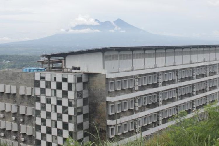 Salah satu bangunan yang dibangun dalam kompleks Wisma Atlet Hambalang. Mega proyek yang telah menelan dana triliunan rupiah ini dihentikan sehingga gedung-gedung yang hampir rampung, dibiarkan mangkrak.