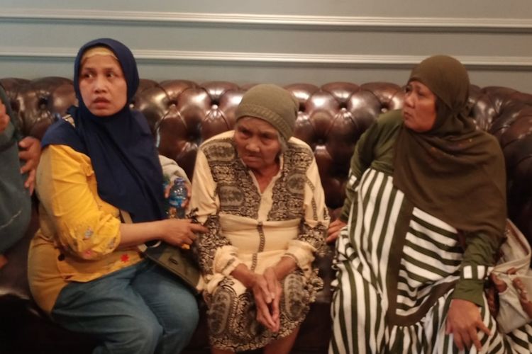 Tangis haru pecah mempertemukan seorang anak perempuan bernama Hernik Martika S (65) (paling kanan) dengan ibunya, Suminah (81) (tengah) setelah 37 tahun meninggalkan rumah tanpa pamit.