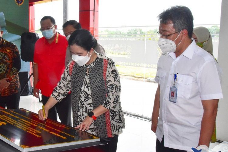 Ketua DPR RI Puan Maharani saat meresmikan Bandara Muhammad Taufiq Kiemas di Lampung (Antara/Kementerian Perhubungan).